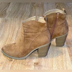 UNIVERSITY THREAD Tan Suede Booties Sz 5.5